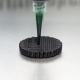 La pile fabriquée par impression 3D se compose de deux types de champignons différents. Empa